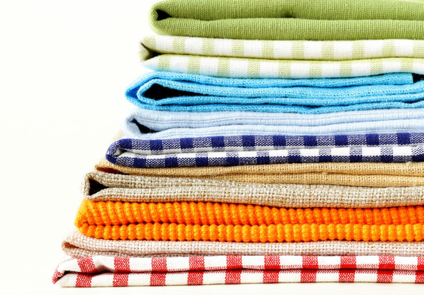stapel van kleurrijke keuken servetten op witte achtergrond - Foto, afbeelding