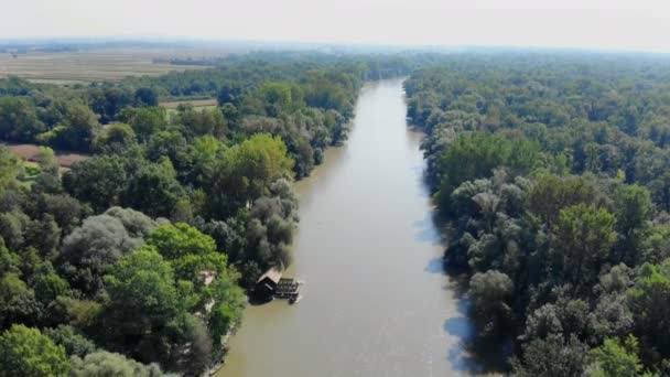 letecké záběry starého vodního mlýna na řece za slunečného dne - Záběry, video