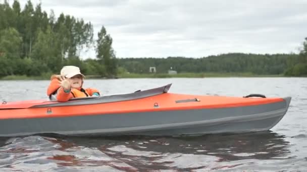 カヤックでベスト・ウェーブの子供が湖を航海している時 - 映像、動画