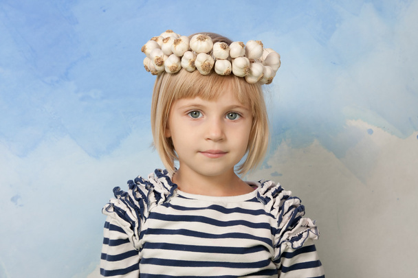 ウクライナ伝統色ニンニク彼女の頭にラウンドを持つ少女 - 写真・画像