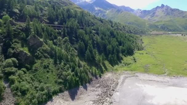 letecké záběry krásné horské silnice na slunečný den - Záběry, video