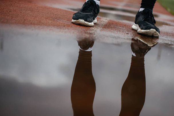 pies atléticos en zapatillas en la cinta de correr - Foto, imagen