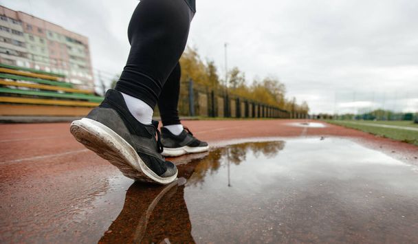 Spor ayakkabılarla koşu bandında atletik ayaklar - Fotoğraf, Görsel