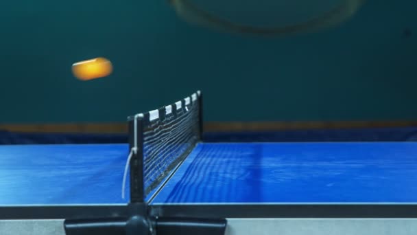 Ένα κίτρινο παιχνίδι αγγίζει το δίχτυ στη μέση του τραπεζιού τένις. Οι μαθητές απολαμβάνουν να παίζουν το παιχνίδι. - Πλάνα, βίντεο