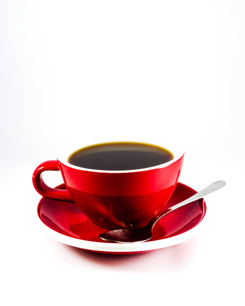 Piros bögre finom kávé, fehér háttérrel - Fotó, kép