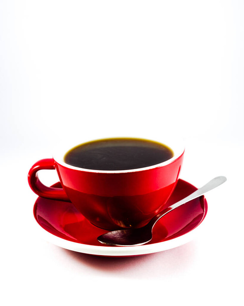 Taza roja con delicioso café en un fondo blanco - Foto, Imagen