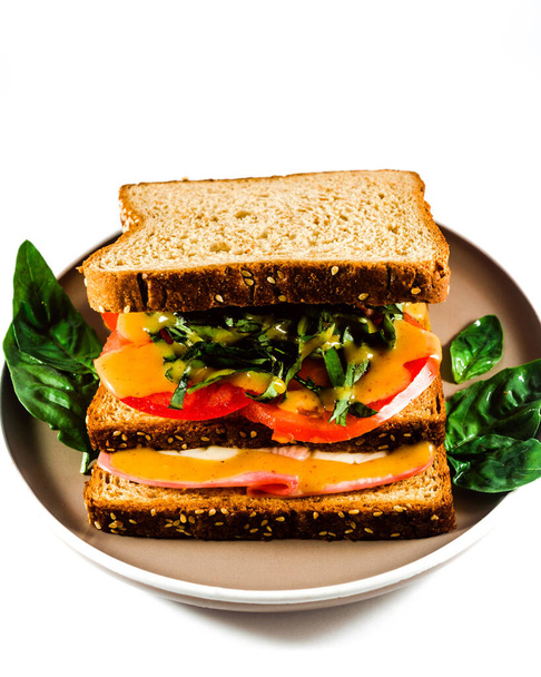 Смачний бутерброд з медовою гірчицею на білому тлі
 - Фото, зображення