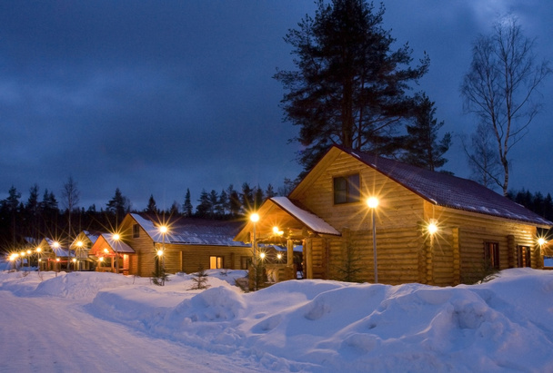 houten huis in de winter - Foto, afbeelding