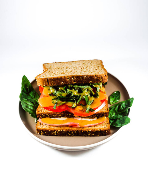 Leckeres Sandwich mit Honigsenf vor weißem Hintergrund - Foto, Bild