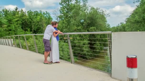 夫婦は恋に落ちて橋の上に立っている。これは愛の橋と呼ばれる. - 映像、動画