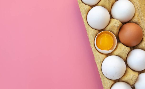 Kip verse rauwe eieren in een ei container. Koken ingrediënten. Gezond eten is een concept. Plaats voor tekst, selectieve focus - Foto, afbeelding