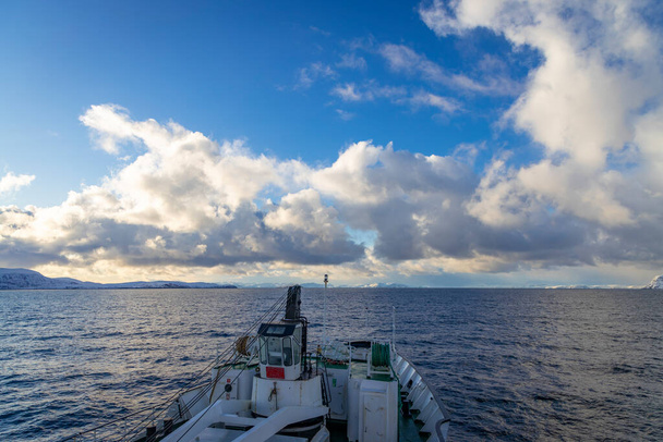 Łódź na morzu Barentsa w dzień, Norwegia - Zdjęcie, obraz