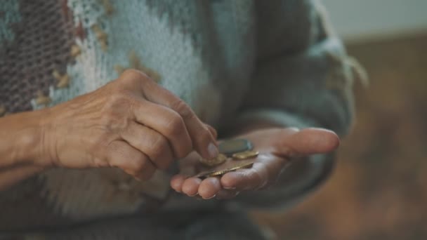 Obdachlose alte Frau zählt letzte Münzen. Nahaufnahme - Filmmaterial, Video