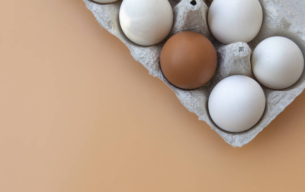 Frische rohe Hühnereier in einem Eierbehälter. Zutaten kochen. Gesunde Ernährung ist ein Konzept. Platz für Text, selektiver Fokus. - Foto, Bild