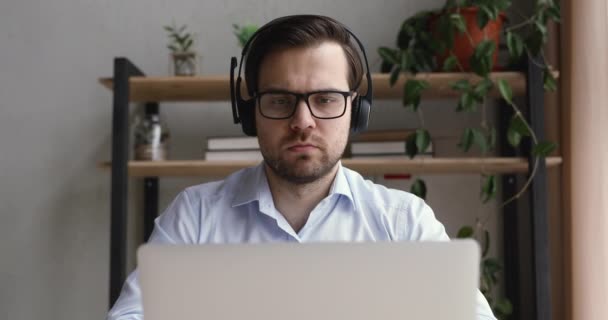 Focused young businessman working on computer at home. - Filmagem, Vídeo