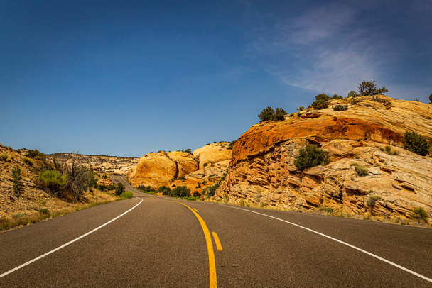Widoki na pustynię i kanion szczelinowy wzdłuż słynnej drogi stanowej Utah 12. - Zdjęcie, obraz