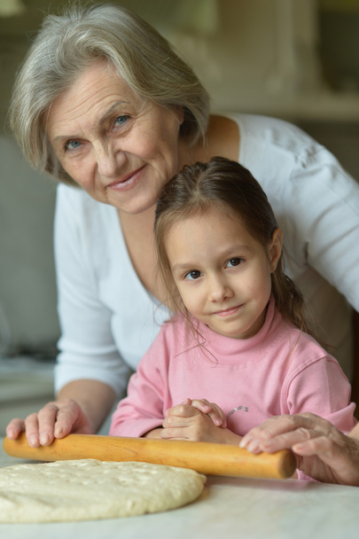 holčička s babičkou hnětení těsta - Fotografie, Obrázek