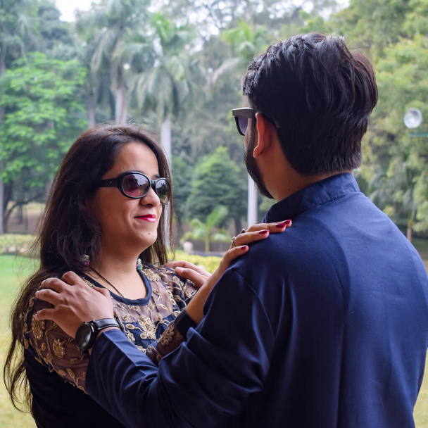 Νέο Δελχί Ινδία Νοέμβριος 25 2019 - Ένα ζευγάρι θέτουν για προ γάμου πυροβολούν μέσα Lodhi Garden Δελχί, ένα δημοφιλές τουριστικό ορόσημο στο Νέο Δελχί της Ινδίας, για την προ-γαμήλια φωτογράφιση τους, Προ-γαμήλια φωτογράφιση - Φωτογραφία, εικόνα