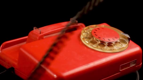Κλήση 911 από το παλαιό περιστροφικό σταθερό τηλέφωνο σφυγμού μοντέλο από το 1980, κλείστε επάνω - Πλάνα, βίντεο