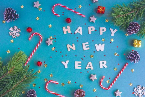 Новый 2021 год. Надпись Новый год деревянными буквами среди рождественских игрушек и елок - Фото, изображение