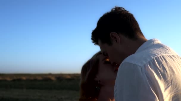 Powolny ruch całowania kaukaskiej pary na letnim polu - Materiał filmowy, wideo