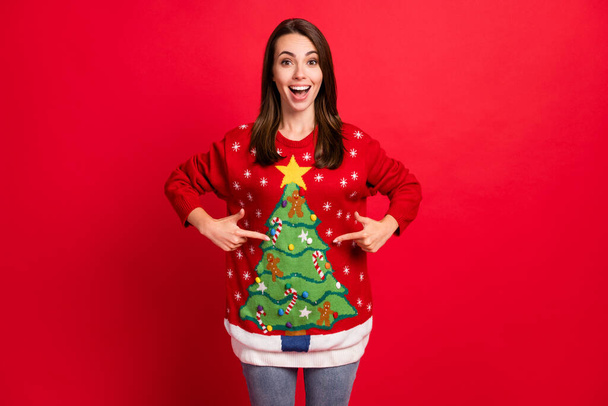 Portrait of her she nice attractive pretty cheerful cheery brown-haired girl wearing demonstrating sweater ornament Eve Noel festal print isolated bright vivid shine vibrant red color background - Фото, изображение