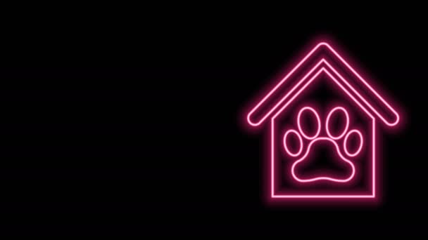 Ragyogó neon vonal Kutyaház és mancslenyomat kisállat ikon elszigetelt fekete háttérrel. Kutyaól. 4K Videó mozgás grafikus animáció - Felvétel, videó