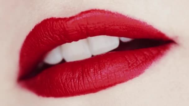 Lippen mit rotem Lippenstift und weißen Zähnen, die lächeln, Makro-Nahaufnahme eines glücklichen weiblichen Lächelns, Zahngesundheit und Beauty-Make-up - Filmmaterial, Video