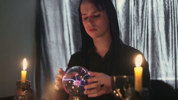 Jeune diseur de bonne aventure mâle effectuant rituel avec boule de cristal prévoyant avenir - Séquence, vidéo