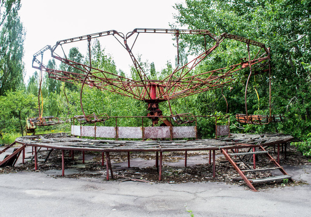 Carrousel dans un parc d'attractions dans la ville de Prypjat dans la région de Tchernobyl en Ukraine, ancienne partie de l'ancienne Union soviétique.   - Photo, image
