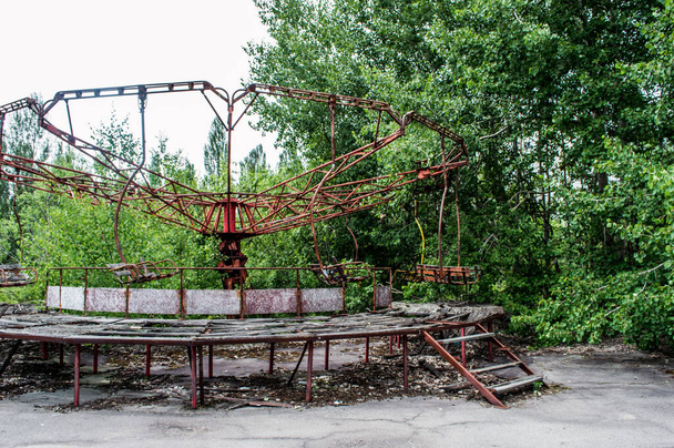 Carrousel dans un parc d'attractions dans la ville de Prypjat dans la région de Tchernobyl en Ukraine, ancienne partie de l'ancienne Union soviétique.   - Photo, image