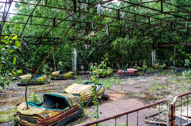 Amusement park in the city of Prypjat in the Chernobyl area in Ukraine, former part of former Soviet union.   - Foto, afbeelding