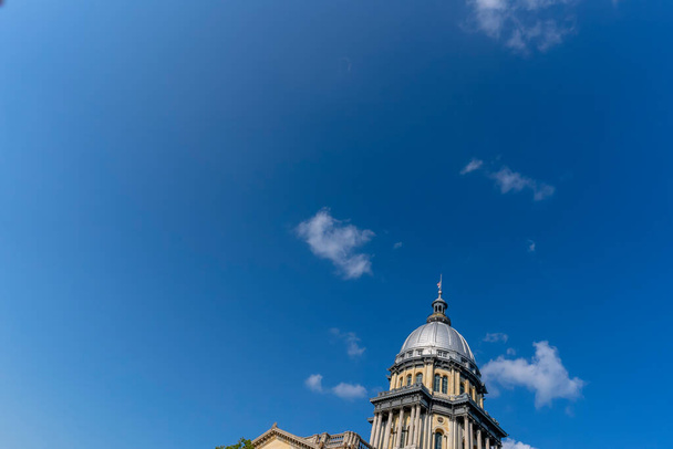 24. srpna 2020 - Springfield, Illinois, USA: Illinois State Capitol se sídlem ve Springfieldu v Illinois. Současná budova je šestou budovou sloužící jako hlavní město od roku 1818, kdy byl Illinois přijat do Spojených států.. - Fotografie, Obrázek