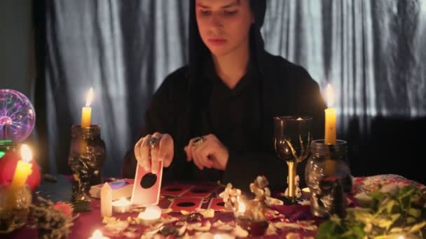 Gros plan de diseur de bonne aventure masculin lisant des cartes de tarot occulte - Séquence, vidéo