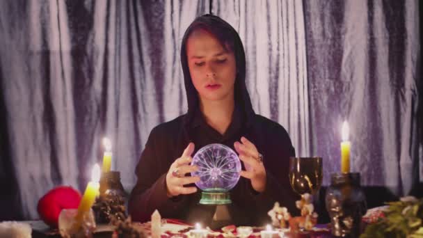 Mies ennustaja suorittaa rituaali kristalli pallo ennustaa tulevaisuutta - Materiaali, video
