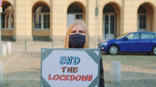 Mujer enmascarada pidiendo terminar el bloqueo de la marcha de protesta - Imágenes, Vídeo