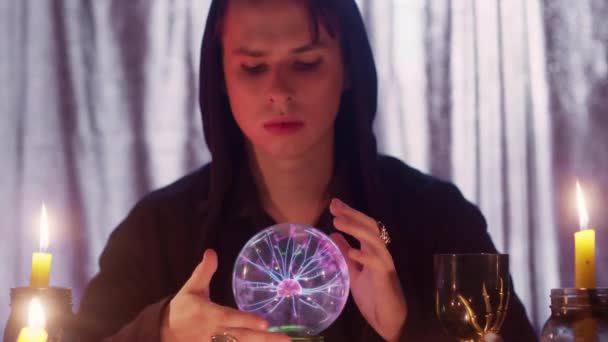 Gros plan de diseur de bonne aventure masculin effectuant rituel avec boule de cristal prévoyant avenir - Séquence, vidéo