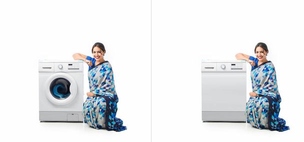 indio asiático feliz ama de casa presentando plato lavadora o lavadora - Foto, imagen