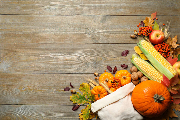 Flat lay composition with vegetables, berries and autumn leaves on wooden table, space for text. Thanksgiving Day - Foto, Bild