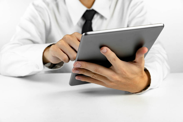 Бизнесмен с помощью планшета на белом фоне - Фото, изображение