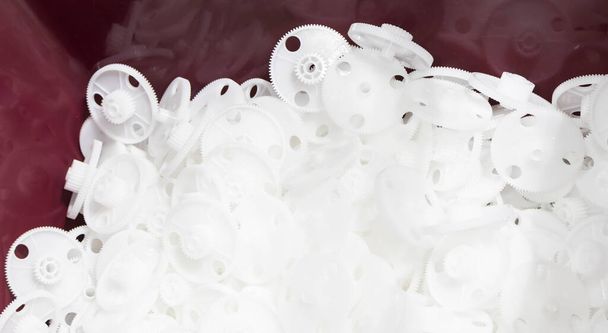 engranaje de plástico blanco fabricado por inyección en caja de plástico - Foto, Imagen
