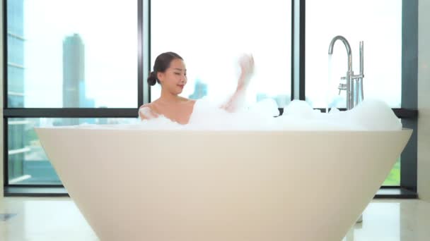 Кадри прекрасної азіатської жінки, що купається з мильними бульбашками. - Кадри, відео