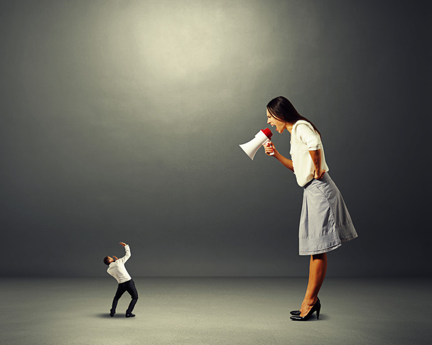 mujer de negocios gritando a un pequeño hombre asustado
 - Foto, Imagen