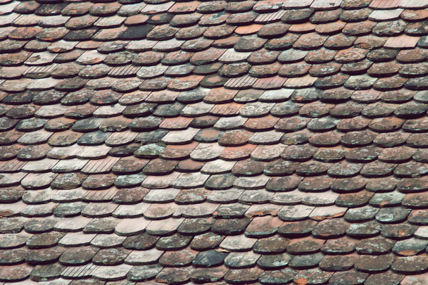 Lapos barna cserép tető. Hagyományos tető egy régi házban Segesváron, Romániában. - Fotó, kép