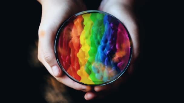 Arco iris multicolor revolviendo pintura sosteniendo en la palma de la mano con humo 3D. Festival Holi concepto mágico color arco iris. - Imágenes, Vídeo