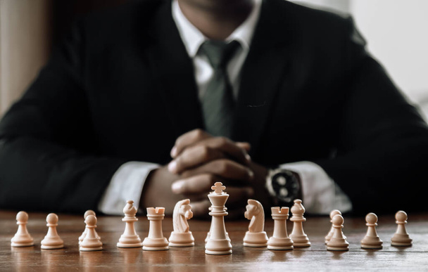 Käsi liikemies liikkuvat shakki hahmo kilpailussa menestystä pelata. strategia, äänisen retro vaikutus. - Valokuva, kuva