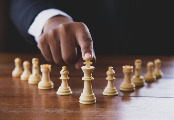 Main d'homme d'affaires en mouvement figure d'échecs dans le jeu de succès de la concurrence. stratégie, effet rétro tonique. - Photo, image