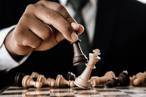 競争の成功のプレーでビジネスマンの移動チェスの図の手。戦略トーン・レトロ効果. - 写真・画像