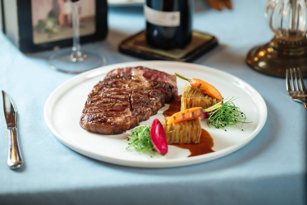 Grilovaný ribeye steak s bramborami a červeným vínem - Fotografie, Obrázek