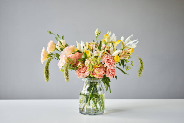 花束005 、花瓶に花のステップバイステップのインストール。花の束は、家庭用に設定します。装飾家のための新鮮な切り花。ヨーロッパの花屋だ。新鮮な切り花を配達する. - 写真・画像